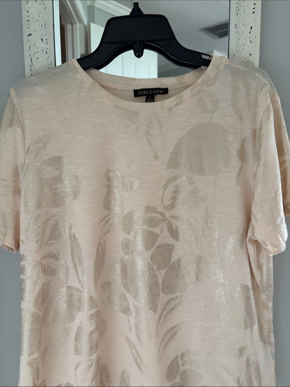 Pretty ladies top. $7 size large